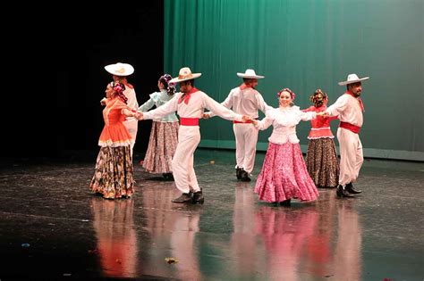  Muestra de la Danza - Renkli ve Sembolik Bir Keşif!